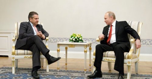 putin_gabriel_schroeder_dinner with an old acquaintance-der_spiegel_07jun17_U637TtLQ